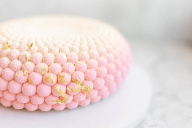 Beyaz mermer arka planda ilginç bir kremalı pasta. Lezzetli ve güzel hamur işleri..