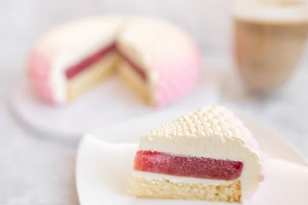 薄い大理石のテーブルの上のプレート上の白とピンクのケーキとガラスのコーヒーマグカップ バレンタインデーの背景 — ストック写真