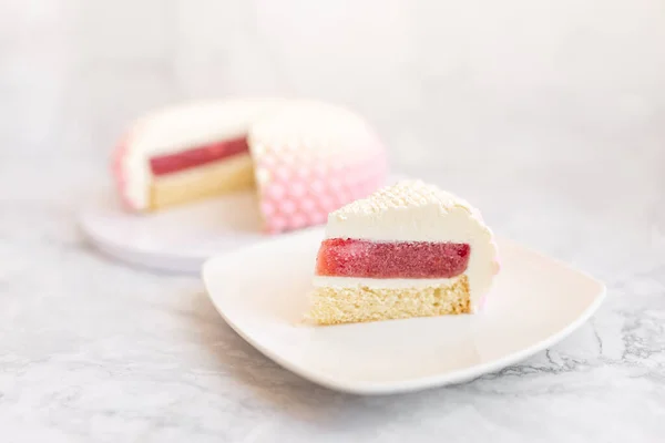 대리석 테이블 분홍색의 케이크가 있습니다 발렌타인데이를 — 스톡 사진