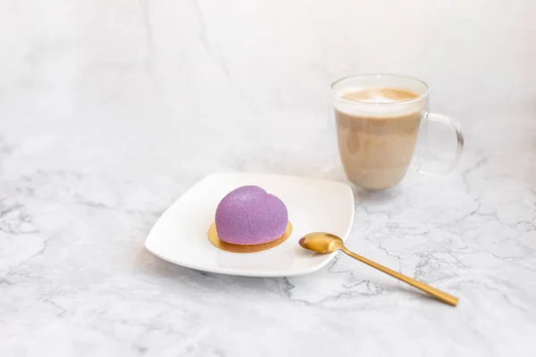 Purple Heart Shaped Cake Plate Light Marble Table Glass Coffee — Stockfoto