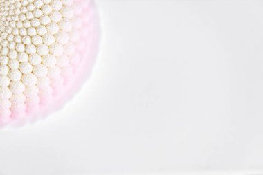 Beyaz, pembe, sıra dışı bir pasta beyaz bir tabakta, arka planda yatıyor. Lezzetli hamur işleri. Sevgililer Günü arkaplanı