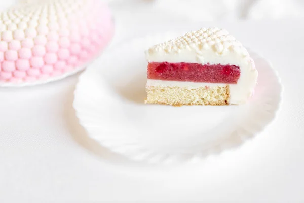 Ein Weiß Pinkfarbenes Stück Kuchen Liegt Auf Einem Weißen Teller — Stockfoto