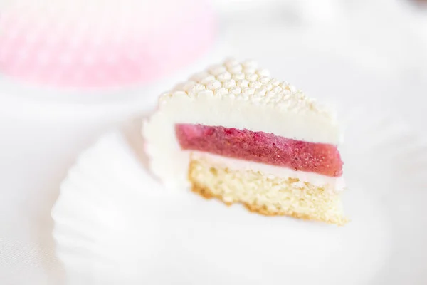 Ein Weiß Pinkfarbenes Stück Kuchen Liegt Auf Einem Weißen Teller — Stockfoto