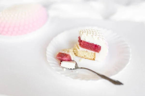 Ein Weiß Pinkfarbenes Stück Kuchen Liegt Auf Einem Weißen Teller — Stockfoto