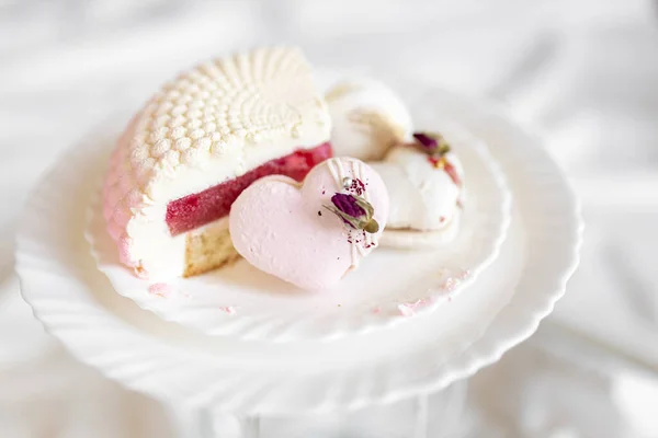 Ein Weiß Pinkfarbenes Stück Kuchen Liegt Auf Einem Weißen Teller — Stockfoto