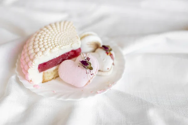 Ein Weiß Pinkfarbenes Stück Kuchen Liegt Auf Einem Weißen Teller — Stockfoto