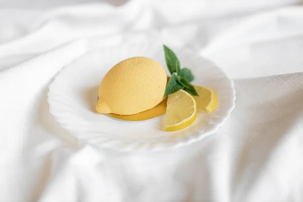 Gâteau Jaune Mousse Forme Citron Avec Une Feuille Menthe Verte Photo De Stock