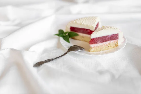 Ein Weiß Pinkfarbenes Stück Kuchen Liegt Auf Einem Weißen Teller — Stockfoto