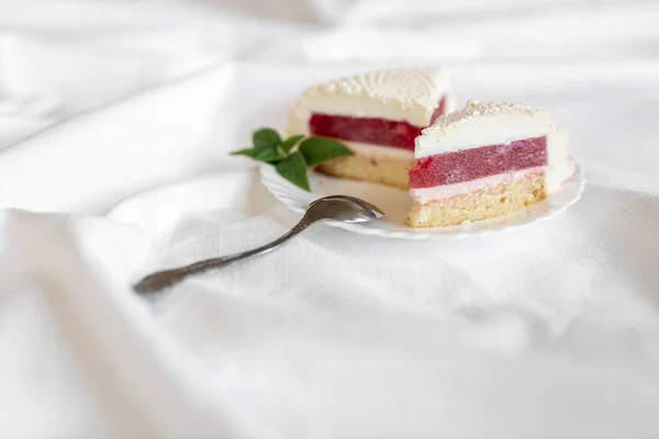 Ein Weiß Pinkfarbenes Stück Kuchen Liegt Auf Einem Weißen Teller — Stockfoto