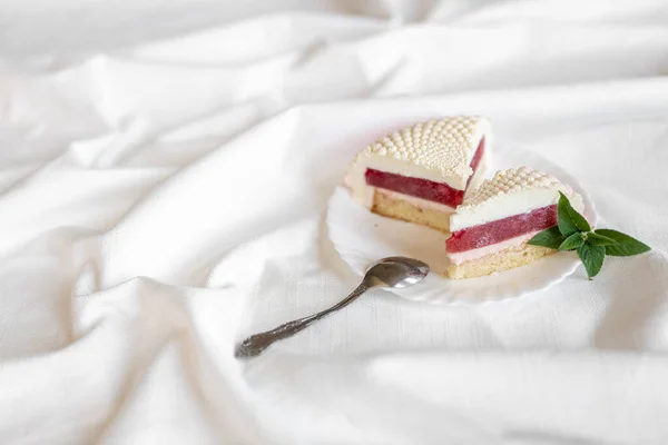 Ein Weiß Pinkfarbenes Stück Kuchen Liegt Auf Einem Weißen Teller — Stockfoto