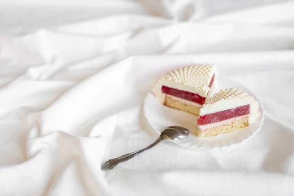 Ein Weiß Pinkfarbenes Stück Kuchen Liegt Auf Einem Weißen Teller — Stockfoto