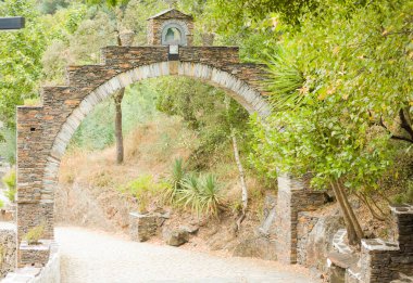 Lousa-Portekiz kalesinin yakınındaki Lousa 'daki bahçeye açılan bir kapı.