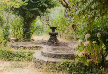 Lousa, Portekiz 'de bir şatonun yakınındaki bir bahçede çeşme.