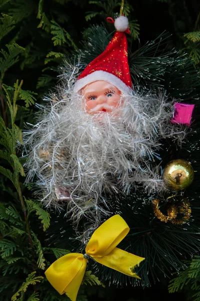 Санта Клаус Висит Дереве Новогодними Игрушками — стоковое фото