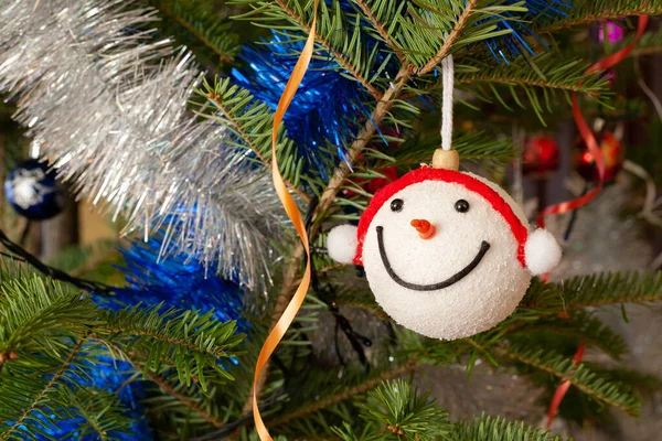 Noel ağacında asılı duran yeni yıl palyaçosu. Yatay çerçeve.