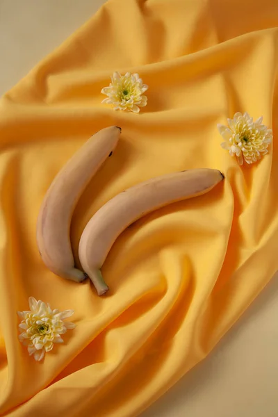 Los Plátanos Están Sobre Mesa Cerca Están Las Flores Amarillas — Foto de Stock