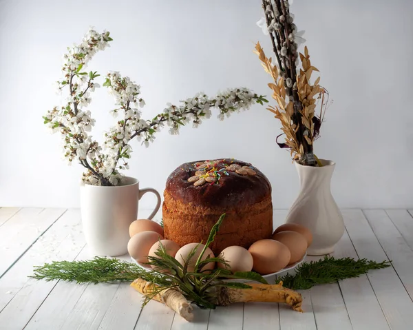 Masanın üzerinde Paskalya, yumurta ve turp var. Beyaz bir arka planda. Paskalya 'da hayat.