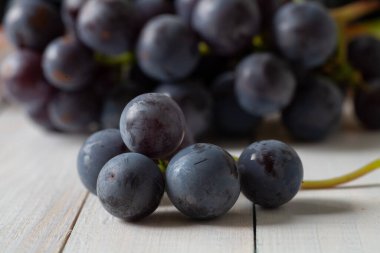 Masada bir demet üzüm var. Makro.