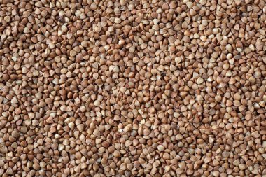 Masada karabuğday taneleri var. Karabuğday ile bir arkaplan oluşturuluyor.