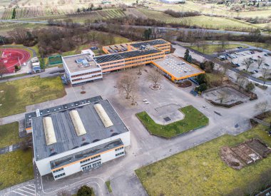 Mittelrhein Gymnasium Muehlheim Kaerlich Okulu federal hava panoramik manzarası Almanya 'nın Koblenz kenti yakınlarında