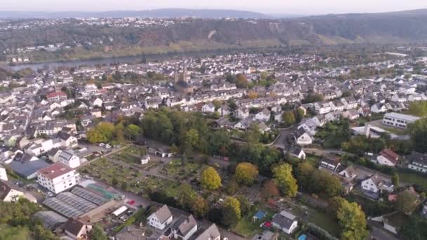 Drone luchtbeelden van wijngaarden in dorpskuilen Beroemde Duitse wijnstreek Moezel Rivier Winningen — Stockvideo