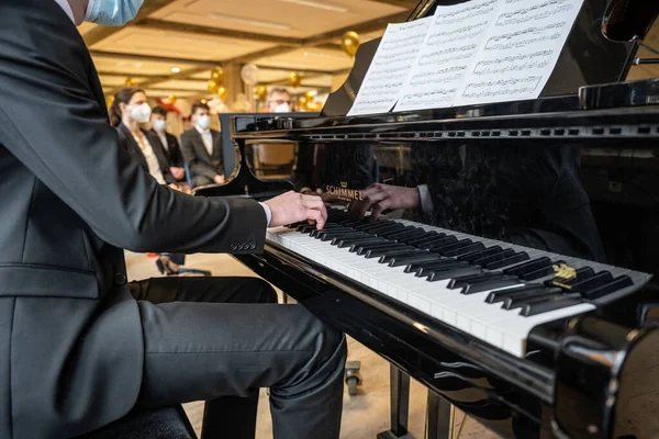 19.03.2021 Koblenz Alemania - Hombre Mano tocando el piano schimmel en la fiesta Cena de eventos Primer plano Pequeña profundidad de campo — Foto de Stock