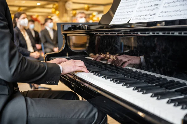 19.03.2021 Koblenz Almanya - Schimmel piyanosuyla çalan Erkek El Akşam yemeğinde Yakın plan Küçük alan derinliği — Stok fotoğraf