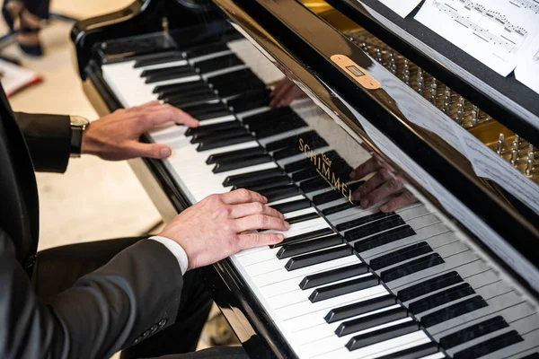 19.03.2021 Koblenz Γερμανία - Male Hand playing on schimmel piano at party Δείπνο Εκδήλωσης Κοντινό πλάνο Μικρό βάθος πεδίου — Φωτογραφία Αρχείου