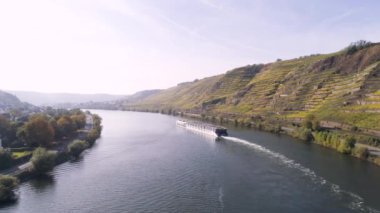 Winningen Köyü yakınlarındaki yolcu teknesinin insansız hava aracı görüntüleri. Ünlü Alman Şarap Bölgesi Moselle Nehri.