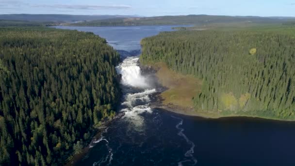 50fps légi drón Nyári híres vízesés Tannforsen Észak-Svédország szivárvány a köd gyorsan áramló kaszkád víz — Stock videók