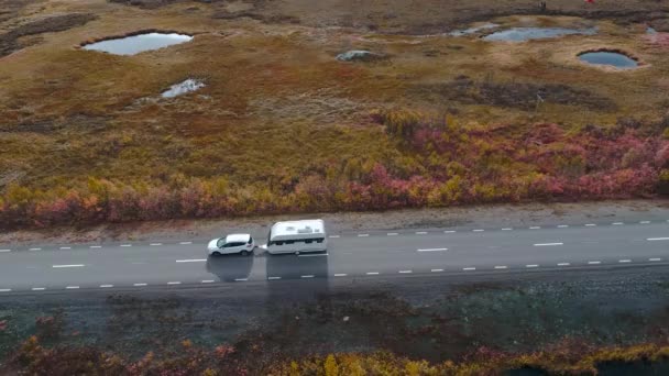 50fps drone footgage Car Camping Caravan condução estrada lago Sueco Lapônia Sunny outono cores Abisko National Park Suécia — Vídeo de Stock