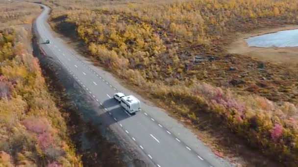 50fps drone footgage Car Camping Caravan condução estrada lago Sueco Lapônia Sunny outono cores Abisko National Park Suécia — Vídeo de Stock