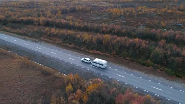 50fps drone footgage Samochód Camping Caravan jazdy drogowego jeziora Szwedzki Lapland Sunny kolory jesieni Abisko National Park Szwecja — Wideo stockowe