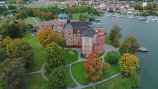 50fps Aerial view autumn season at the beautiful Swedish 16 th century Gripsholm castle nearby town Mariefred — Stock Video