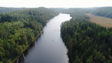 Dalsland İsveç 'te Ragnerudsjoen Gölü' nde Kano gezisi yapan çiftin hava görüntüleri.