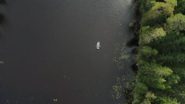 50 fps cuplikan udara pasangan Kayaking Boat tur di danau Ragnerudssjoen di Dalsland Swedia beutiful hutan alam pinetree — Stok Video