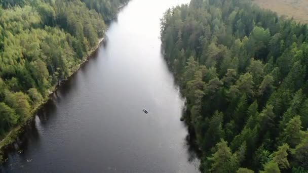 50fps imágenes aéreas pareja Kayak Paseo en barco por el lago Ragnerudssjoen en Dalsland Suecia hermoso bosque natural pinetree — Vídeo de stock