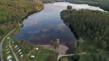 Dalsland İsveç 'te Ragnerudsjoen Gölü' nün kıyısında kamp karavanı.