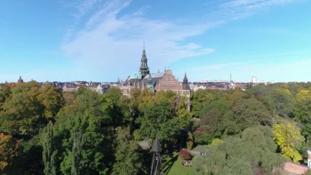 50fps Aerial View épület Északi Múzeum található a sziget Djurgarden Stockholmban, Svédországban — Stock videók