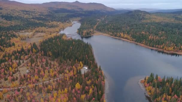 50fps vue aérienne camping caravane près de la rivière paysage d'automne le long du parc national Ammarnas en Laponie Suède — Video