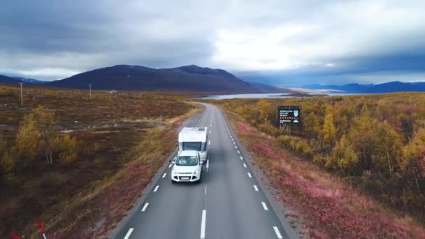 50fps drón footgage Autó Camping Caravan vezetés út tó svéd Lappföld Sunny ősz színek Abisko Nemzeti Park Svédország — Stock videók