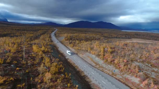 50fps drone footgage Car Camping Caravan condução estrada lago Sueco Lapônia Sunny outono cores Abisko National Park Suécia — Vídeo de Stock