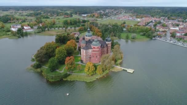 50fps Légi kilátás őszi szezonban a gyönyörű svéd 16. századi Gripsholm kastély közeli város Mariefred — Stock videók