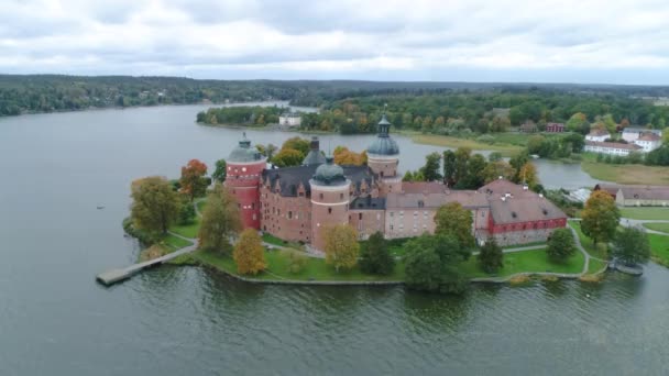 50fps Aerial view autumn season at the beautiful Swedish 16 th century Gripsholm castle nearby town Mariefred — Stock Video