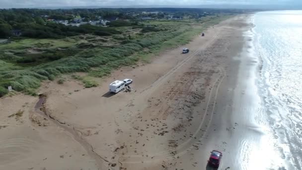 50fps antenn Par med hund på utomhus semester husvagn camping husbil på Melby strand, Sverige vid havet — Stockvideo