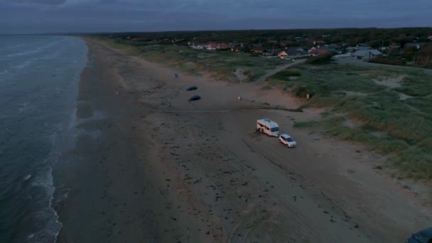 50fps luchtfoto zonsondergang Paar met hond op Outdoor vakantie caravan camping camper op Melby strand, Zweden door de oceaan — Stockvideo