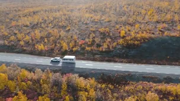 50fps κηφήνας πλάνα Αυτοκίνητο Camping Caravan οδήγηση δρόμου λίμνη Σουηδική Λαπωνία Sunny χρώματα πτώση Abisko Εθνικό Πάρκο Σουηδίας — Αρχείο Βίντεο