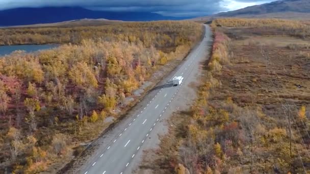 50fps drone footgage Coche Camping Caravana conducción carretera lago Laponia sueca Soleado caída colores Abisko Parque Nacional Suecia — Vídeos de Stock