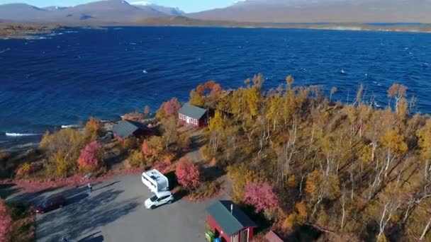 Εναέριο χώρο στάθμευσης αυτοκινήτων camping Caravan δίπλα στη λίμνη από Abisko προς Bjoerkliden κατά τη διάρκεια της σουηδικής lapland φθινοπωρινά χρώματα — Αρχείο Βίντεο