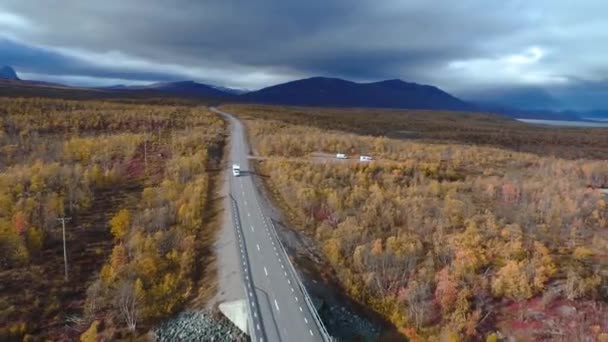 50fps drone footgage Car Camping Caravan condução estrada lago Sueco Lapônia Sunny outono cores Abisko National Park Suécia — Vídeo de Stock
